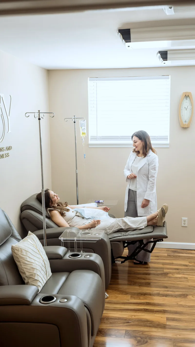 Anna with a client resting in a recliner during an infusion at Ivy Infusions and Wellness